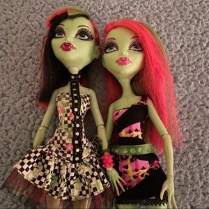 Monster High Venus McFlytrap doll bundle.
